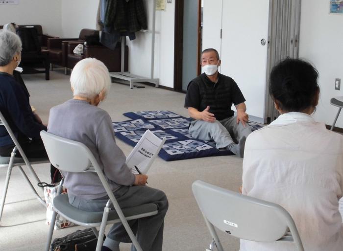 講師の実演しながらの説明を参加者が聞いている様子