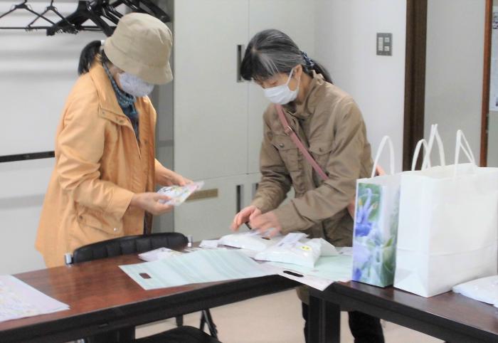 女性部の方がお届けの準備をしている様子