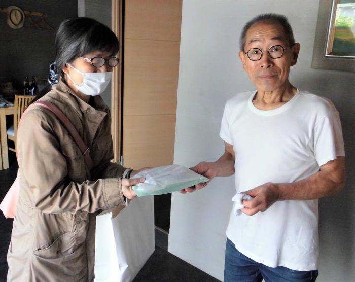高齢者に新米をお届けする様子