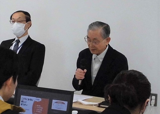 事業報告などを行っている小野寺議長の様子