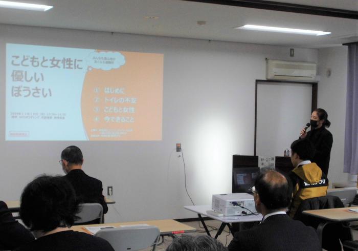 壁面に投影された画像で講演が行われた研修会の様子