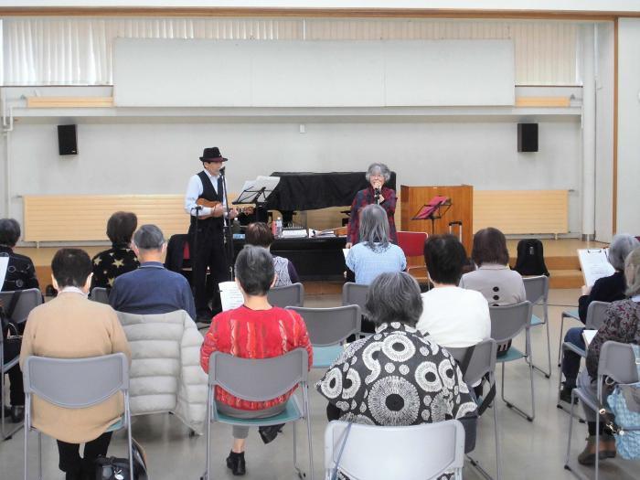 すこやか音楽会の会場で参加者が出演者の演奏を聴いている様子