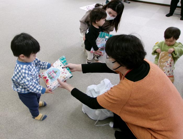 クリスマスプレゼントを受け取っている子どもたちの様子