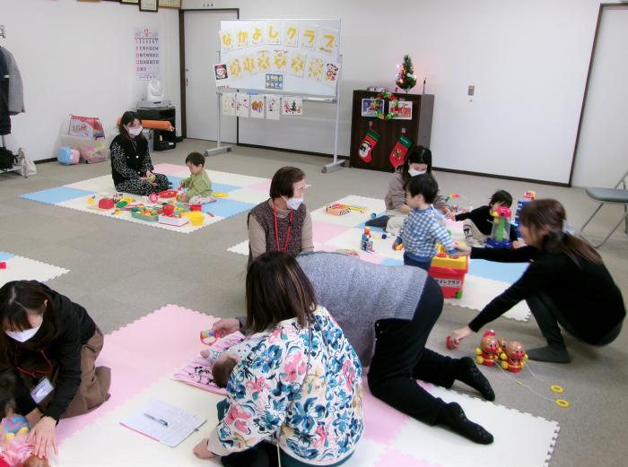 おもちゃなどで遊んでいる親子たちの様子