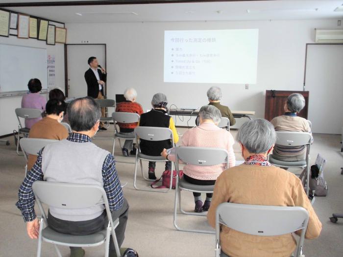 着席して講師の説明をきいている参加者の様子