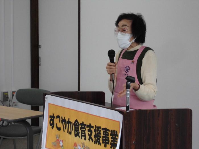 講師が食生活や栄養について話している様子