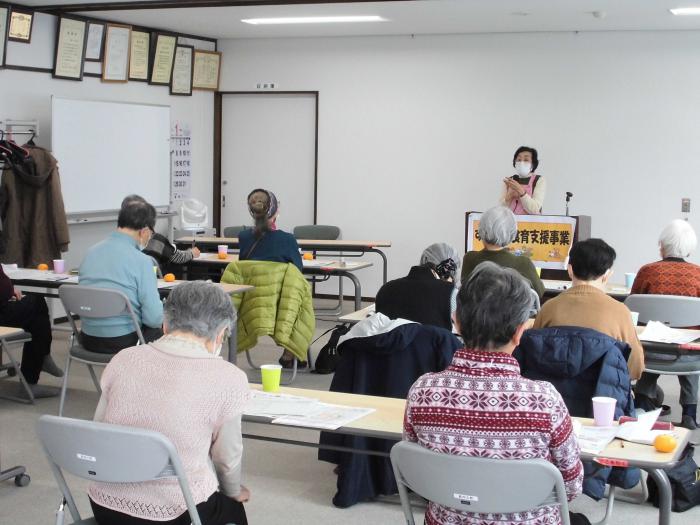 参加者が席で講師の話を聞いている様子