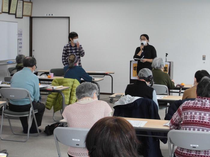 介護予防センター職員が脳トレクイズなどを行っている様子
