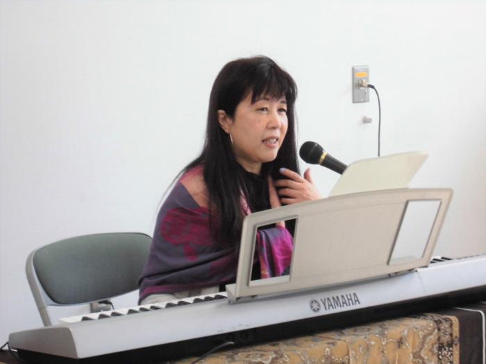 講師が歌や呼吸などについて説明している様子