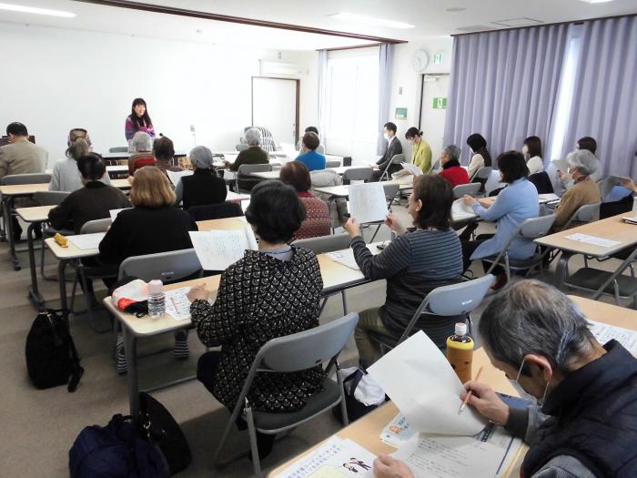講師の伴奏に合わせて懐メロを歌っている参加者たちの様子