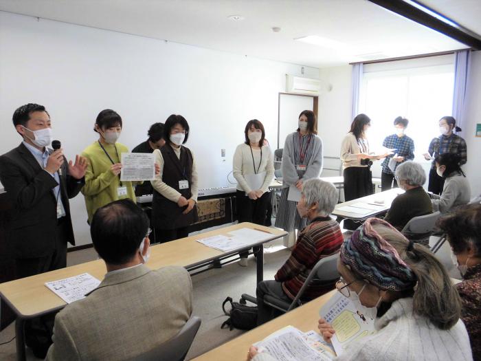 各関係機関が高齢者の相談窓口について説明している様子