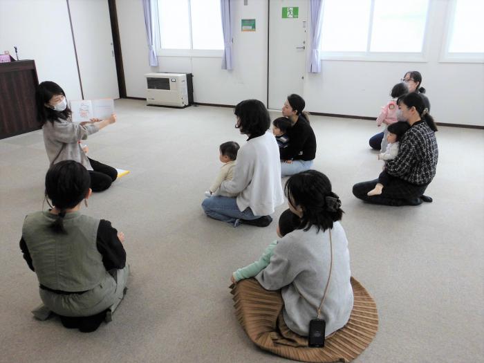 絵本の読み聞かせをしている様子