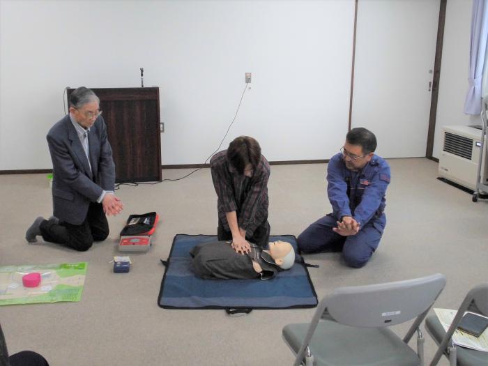 講師の説明を受け、実技に取り組んでいる様子
