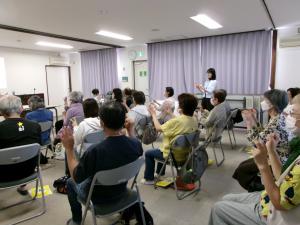 道行くドライバーに元気に安全運転を呼びかけます