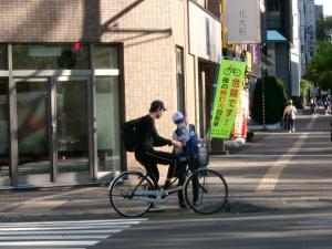 道行くドライバーに元気に安全運転を呼びかけます