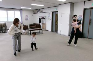 道行くドライバーに元気に安全運転を呼びかけます