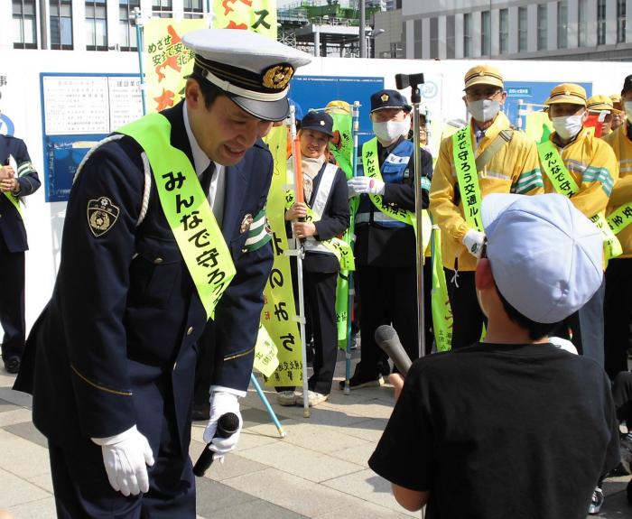 交通安全宣言を行う代表の児童