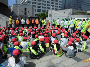 北九条小学校4年生が街頭啓発を行っている様子