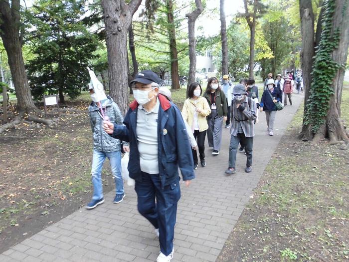 北海道大学構内を列になって歩く参加者の様子