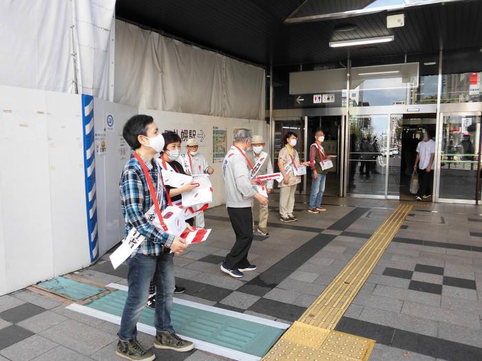 札幌駅北口西側にて街頭募金活動を行っている様子