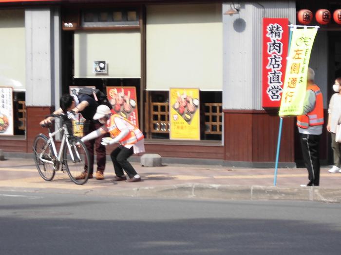 自転車を見ている様子