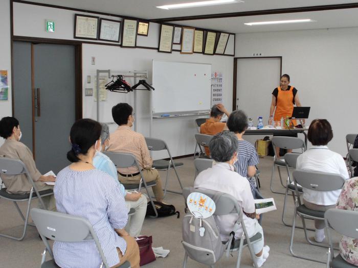 講師のお話を真剣に聞いている様子