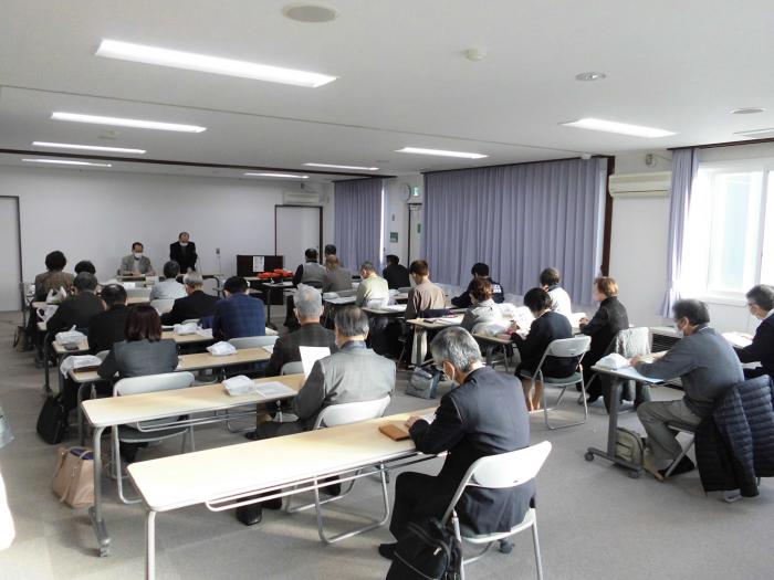 構成員の方が集まり、会議をしている様子