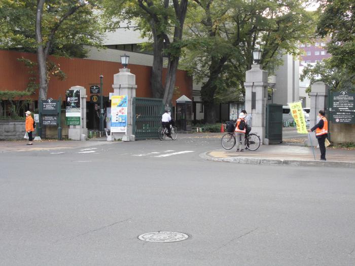 北大正門前にて安全運転を呼びかけている様子