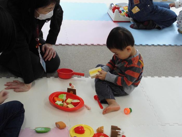 男の子がおもちゃで料理をしている様子