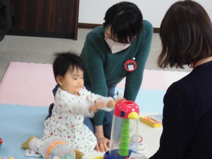 女ん子がおもちゃのタワーであそんでる様子