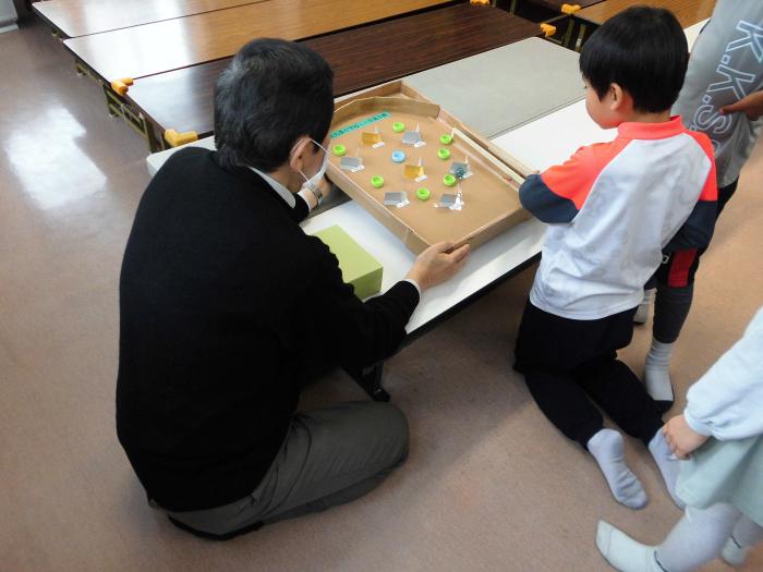 手作りスマートボールで遊んでいる様子