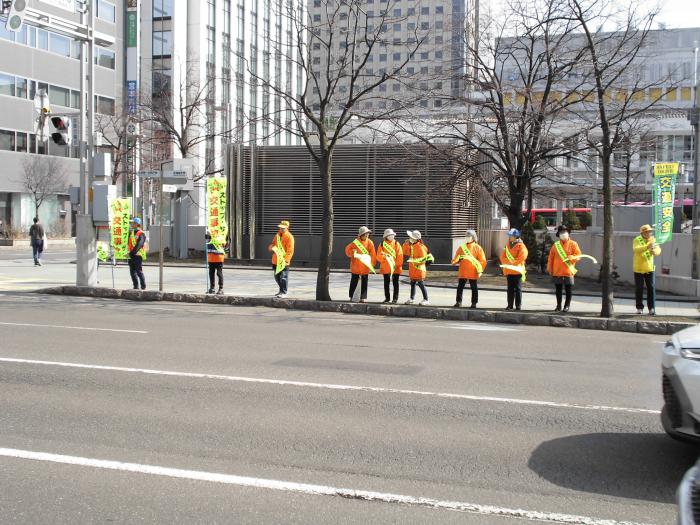 街頭啓発を行った鉄西地区の皆さん