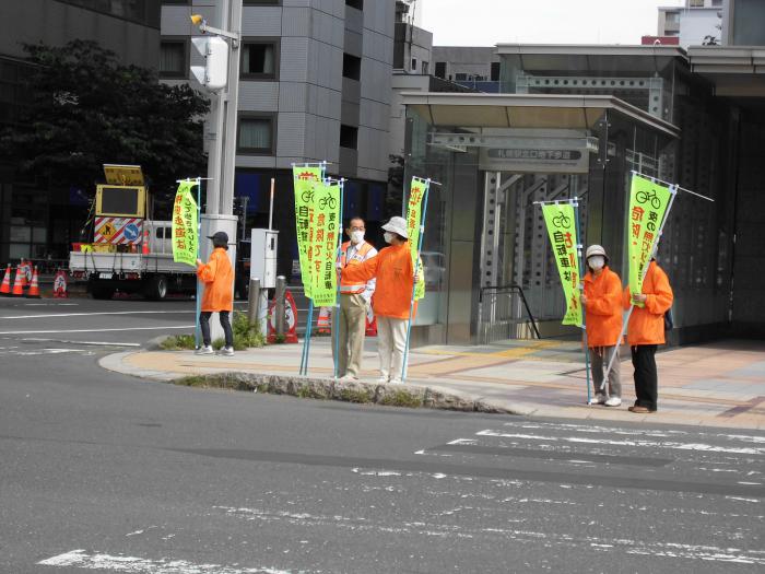 朝の街頭啓発を始める前の様子