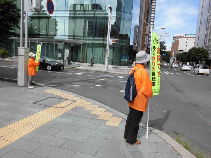 朝の街頭啓発をしている様子