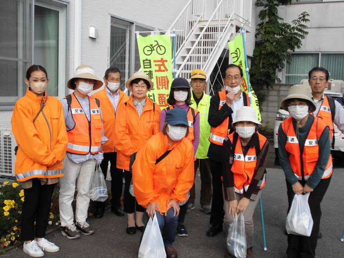 街頭啓発に参加する皆さんの集合写真の様子