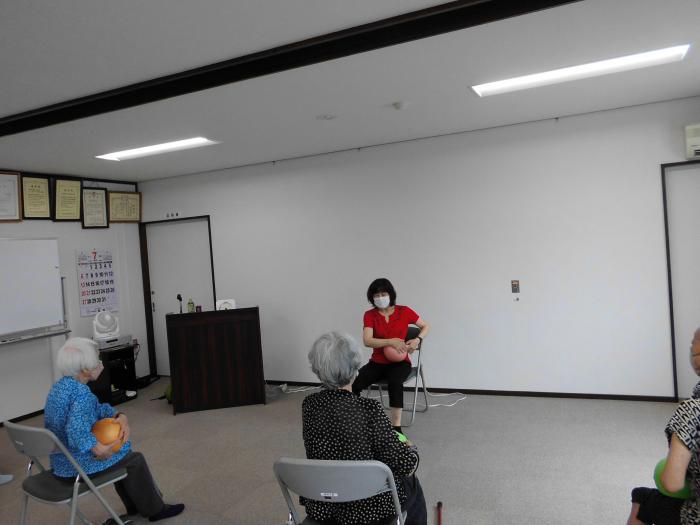 講師の説明を聞く
