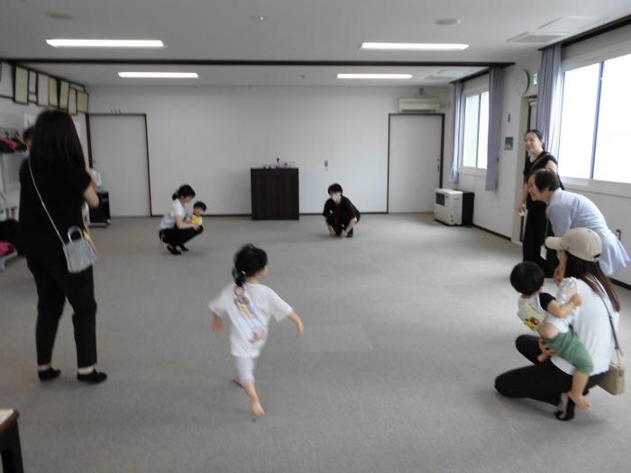 アンパンマン体操で大はしゃぎ