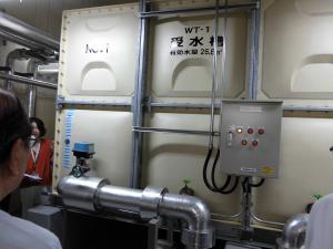 受水槽の利用方法の説明を受けている様子