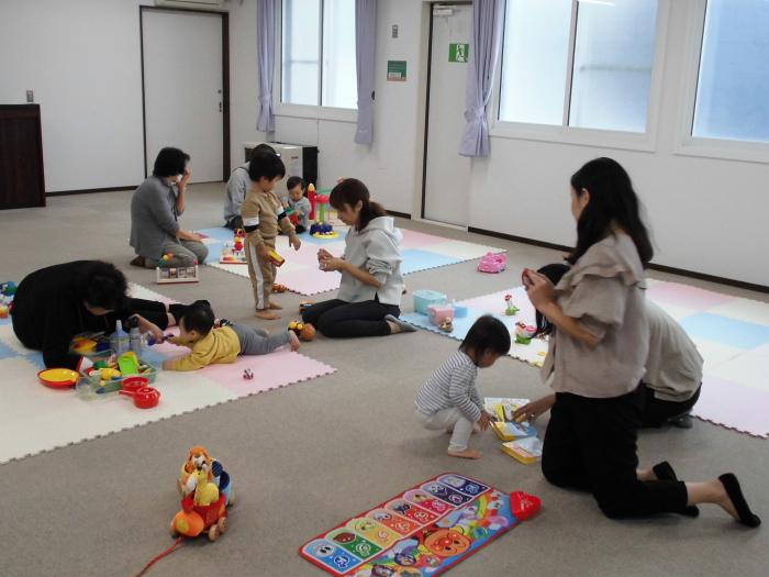 お友達がたくさんいて楽しい遊んでいる様子