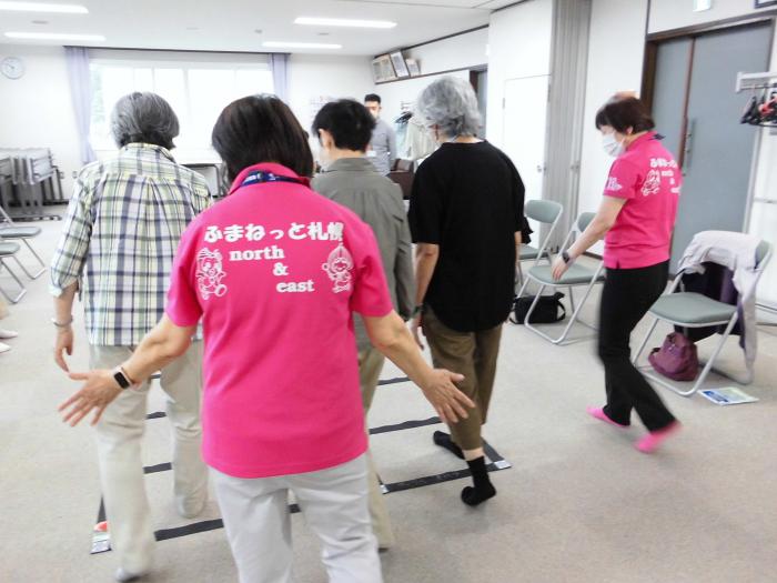 集中して歩く様子