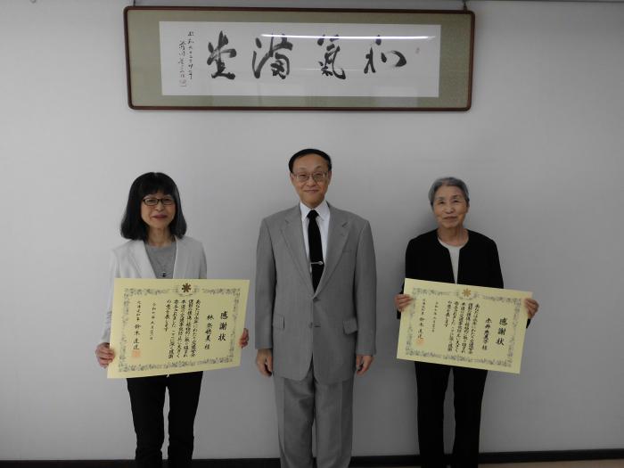 表彰状を手にする赤井様（左）林様（右）早川所長（中央）