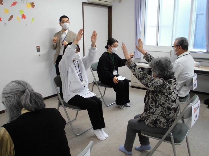 専門学校生と一緒に体操をしている様子