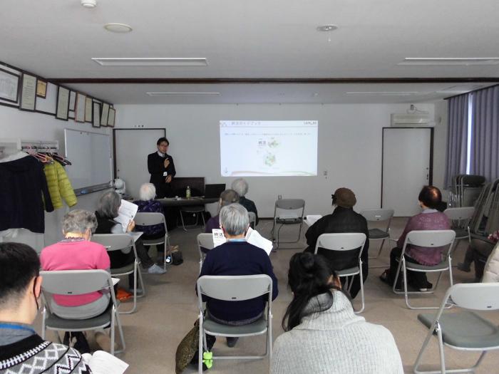 真剣に聞き入る様子