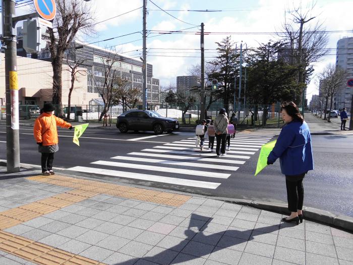 交通安全宣言を行う代表の児童