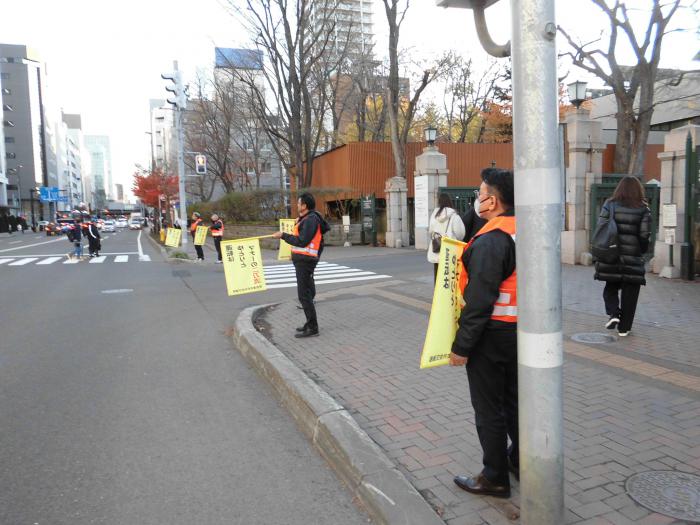 北大正門前交差点で交通安全の呼びかけ