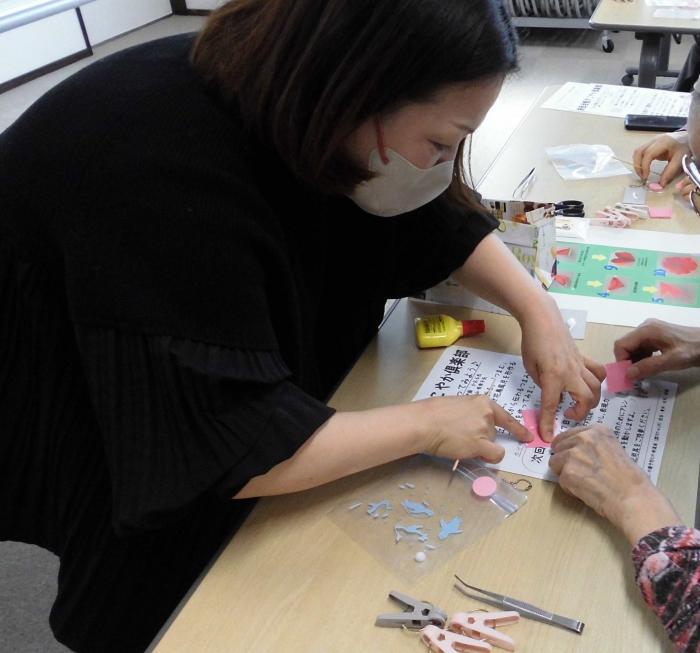 手順を教わっている様子