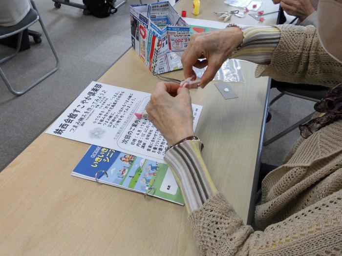 手際よく作業を進めています