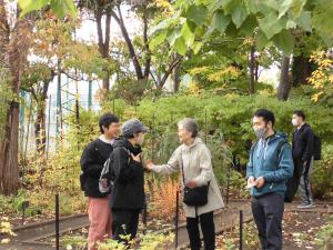 薬用植物園の中でも会話が弾みます