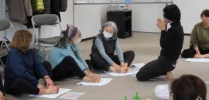 一緒にますの中も丁寧にごみを拾います