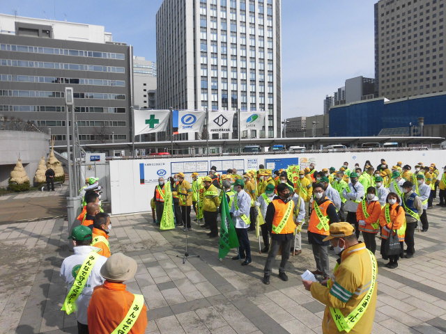 街頭啓発前に札幌駅北口広場に集まった参加者の様子